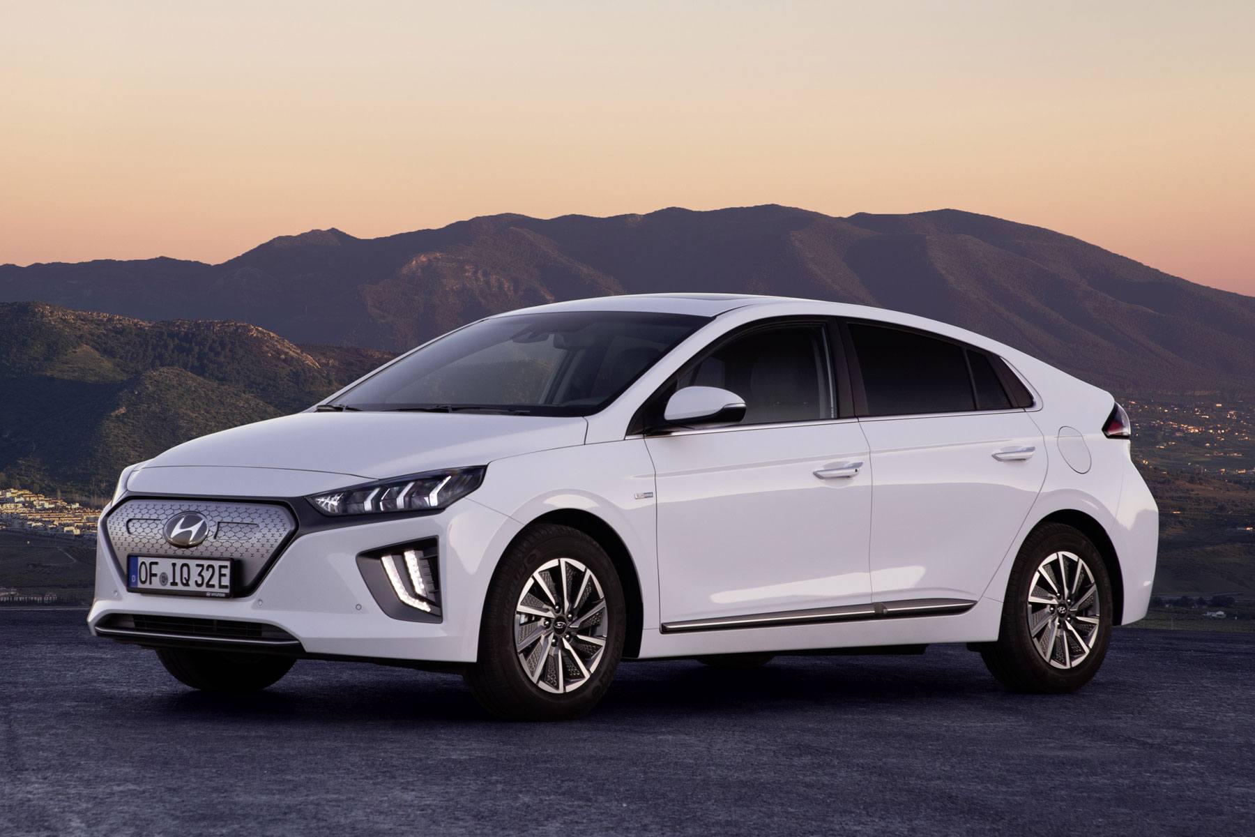 Hyundai ioniq electric hatchback 100kw premium 38kwh 5dr auto range deals